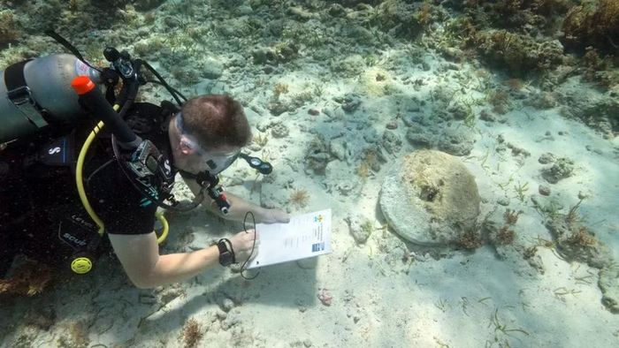 Nhóm chuyên gia kiểm tra các xác tàu đắm mới phát hiện ở Bahamas. Ảnh: Chris Atkins, Wreckwatch TV.