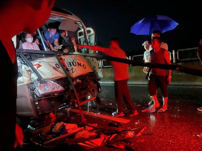 Hiện trường vụ tai nạn liên hoàn trên cao tốc Tuyên Quang - Phú Thọ, nhiều người bị thương.