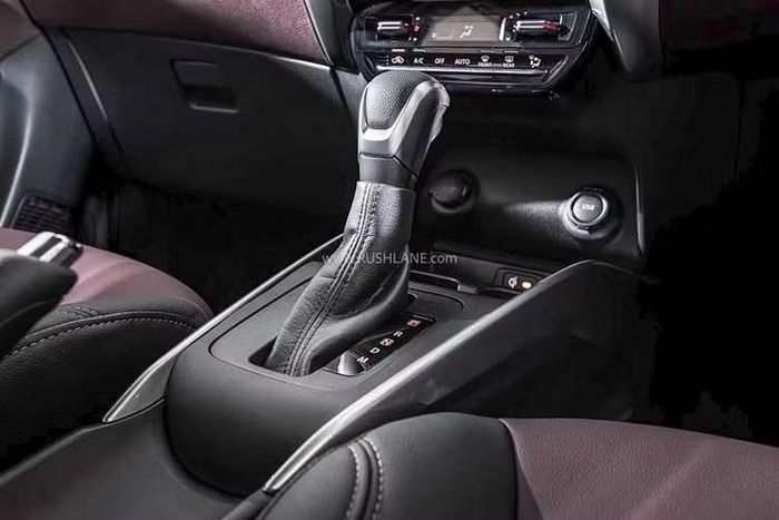 Bên cạnh đó, xe còn có chống bó cứng phanh ABS, phân bổ lực phanh điện tử EBD, hỗ trợ phanh khẩn cấp BA, cân bằng điện tử, hỗ trợ khởi hành ngang dốc, đèn pha tự động thích ứng, móc ghế trẻ em Isofix và 6 túi khí.