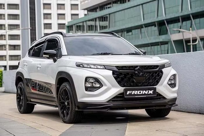 Tại Việt Nam, Suzuki Fronx đã được phân phối chính hãng từ tháng 10/2025, nhập khẩu nguyên chiếc từ Indonesia. Xe có 3 phiên bản gồm GL, GLX và GLX Plus, với giá lần lượt 520 triệu đồng, 599 triệu đồng và 649 triệu đồng, sử dụng động cơ xăng 1.5L kết hợp công nghệ mild-hybrid, đi kèm hộp số tự động và dẫn động cầu trước.