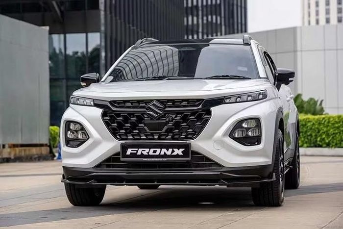 Mẫu xe Suzuki Fronx Sport 2026 mới vừa chính thức được giới thiệu tại thị trường Malaysia. Xe được xây dựng trên nền tảng Fronx Hybrid đã bán tại Malaysia từ tháng 11 năm ngoái. Mức giá bán của phiên bản này là 130.888 RM (khoảng 847 triệu đồng).