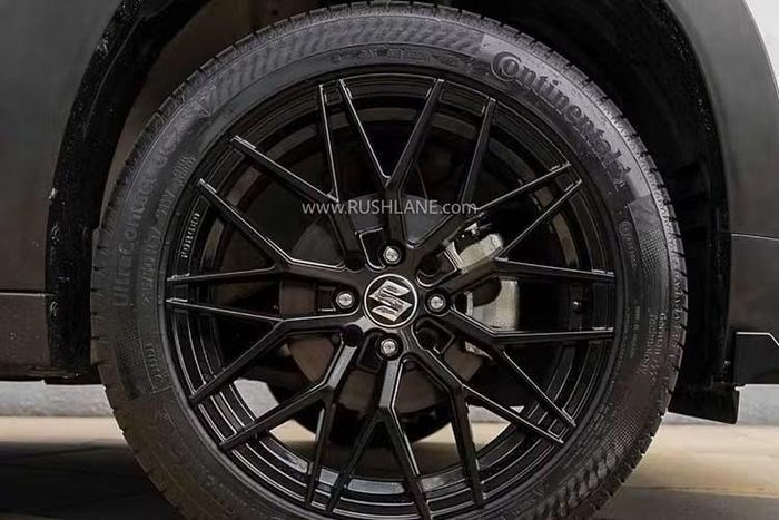 Dù có diện mạo thể thao hơn, Suzuki Fronx Sport không được thay đổi về khung gầm hay hệ thống vận hành. Mẫu xe này vẫn dùng treo trước MacPherson, treo sau thanh xoắn, phanh đĩa thông gió ở bánh trước và phanh tang trống ở bánh sau. Khối lượng toàn tải tiếp tục ở mức 1.480 kg.