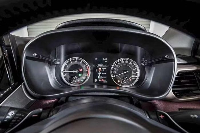 Suzuki Fronx Sport dùng động cơ xăng K15C 1.5L 4 xi-lanh hút khí tự nhiên, kết hợp bộ đề kiêm máy phát tích hợp ISG. Động cơ này cho công suất 103 PS tại 6.000 vòng/phút và mô-men xoắn 138 Nm tại 4.400 vòng/phút. Sức mạnh được truyền tới bánh trước thông qua hộp số tự động 6 cấp.