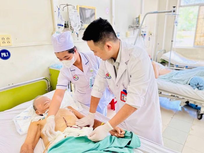 Bác sĩ thăm khám chăm sóc vết thương cho bệnh nhân sau phẫu thuật - Ảnh BVCC