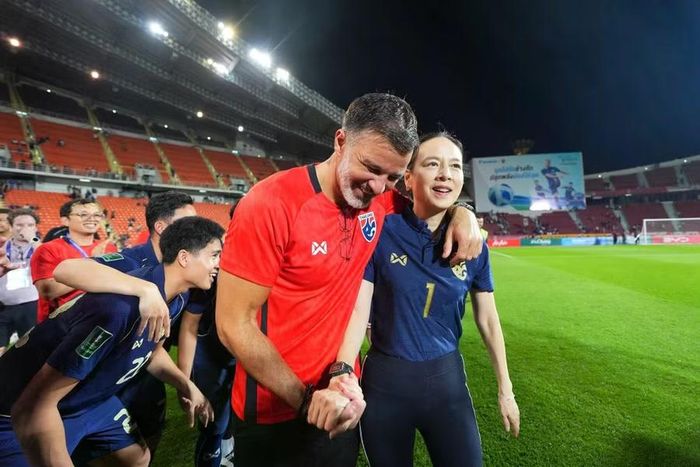 Bà Madam Pang và huấn luyện viên Anthony Hudson ăn mừng sau vòng loại ASIAN Cup 2027. Ảnh: INT.