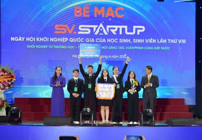 Dự án “Firesense AI” của nhóm học sinh đến từ Trường THPT Chuyên Vĩnh Phúc và THCS Vĩnh Yên (tỉnh Phú Thọ) đoạt giải Nhất khối học sinh phổ thông.
