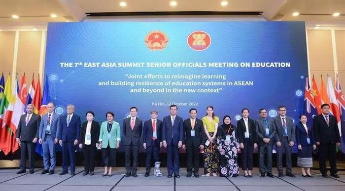 Quan chức cấp cao Giáo dục ASEAN-EAS tham dự Hội nghị lần thứ 7 chụp ảnh lưu niệm.