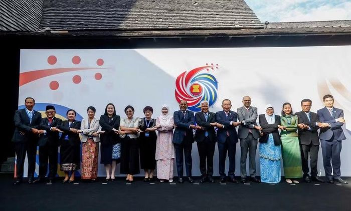 Các đại biểu chụp ảnh kỷ niệm tại Hội nghị bàn tròn Bộ trưởng Giáo dục ASEAN về tăng cường các chiến lược đổi mới giáo dục nhằm giảm thiểu tình trạng học sinh và thanh thiếu niên ngoài trường học năm 2025.