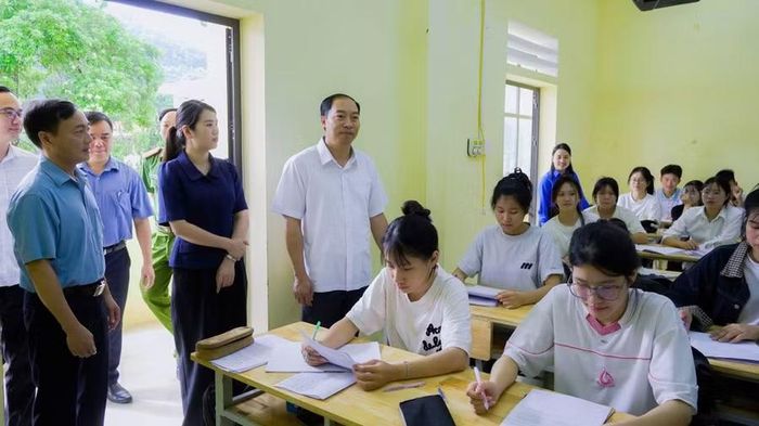 Lãnh đạo xã Pà Vầy Sủ rà soát công tác chuẩn bị cho kỳ thi.
