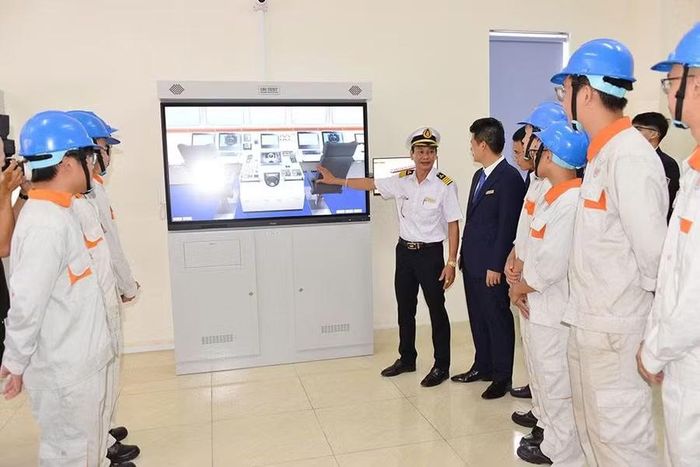 Hệ thống mô phỏng cho phép tái hiện môi trường khai thác tàu biển thực tế, tích hợp các công nghệ động cơ tiên tiến.