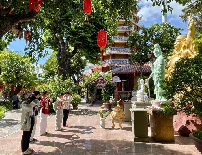 Nhiều sĩ tử đến Chùa Long Khánh cầu bình an, may mắn và có thêm động lực trước khi bước vào kỳ thi.
