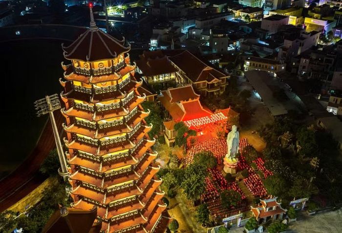 Chùa Long Khánh tổ chức chương trình "Cầu nguyện mùa thi” cho hàng trăm sĩ tử.