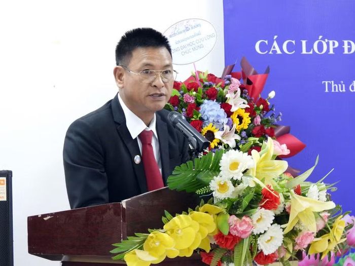 Ông Nguyễn Ngọc Thắng, Bí thư thứ I, phụ trách lĩnh vực Giáo dục, Đại sứ quán Việt Nam tại Lào phát biểu tại buổi lễ.