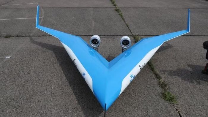 Flying-V do KLM và TU Delft phát triển, có hình chữ V độc đáo, chứa hành khách, hàng hóa và nhiên liệu trong cánh. Nó có thể chở số khách tương đương Airbus A350 nhưng tiết kiệm khoảng 20% nhiên liệu.