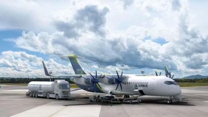Airbus ZEROe là chương trình phát triển máy bay dùng hydro, ban đầu đặt mục tiêu năm 2035 nhưng nay có thể lùi đến cuối thập niên 2030 hoặc 2040. Airbus tập trung vào công nghệ pin nhiên liệu, dùng hydro tạo điện cho cánh quạt.