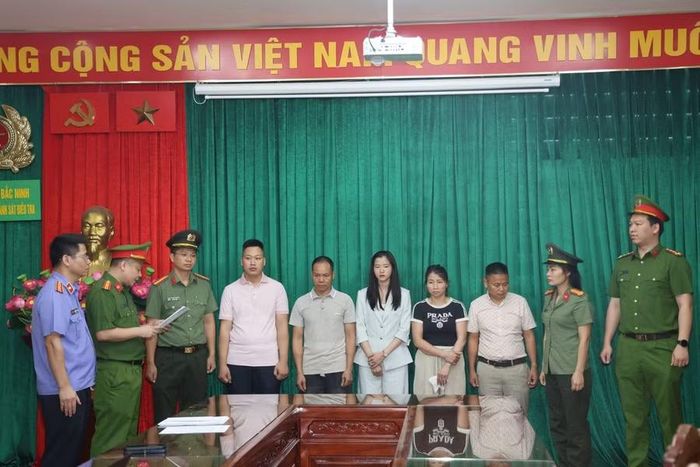 Cơ quan Cảnh sát điều tra Công an tỉnh Bắc Ninh tống đạt các quyết định đối với các bị can.