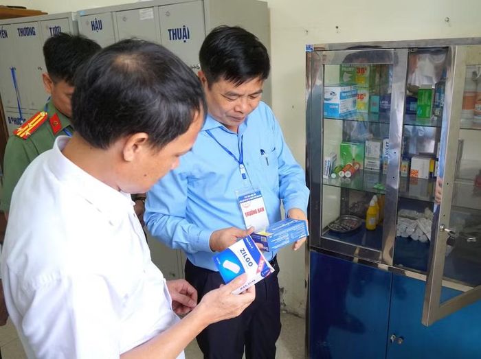 Phòng y tế tại điểm thi Trường THPT Đức Hợp được chuẩn bị đầy đủ thuốc men, vật tư y tế thiết yếu. Ảnh: Đinh Chiến