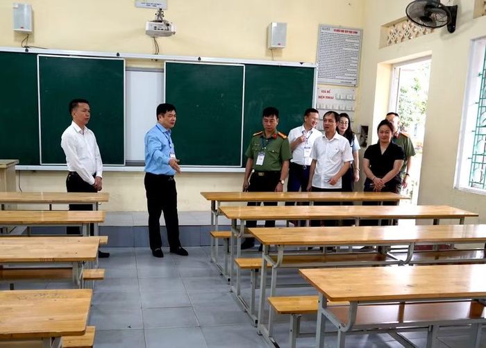 Đoàn kiểm tra phòng thi tại điểm thi Trường THPT Đức Hợp. Ảnh: Đinh Chiến