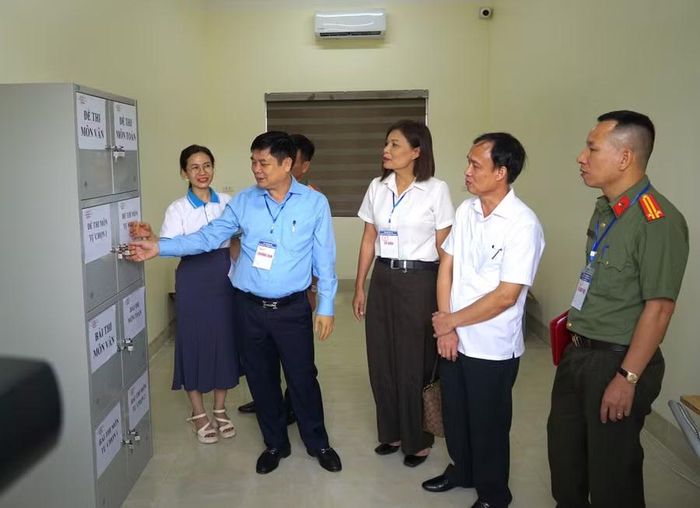 Đoàn kiểm tra khu vực bảo quản đề thi tại điểm thi Trường THPT Quang Trung. Ảnh: Đinh Chiến