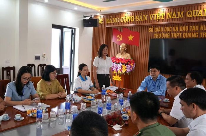 Bà Đỗ Thị Phấn - Phó Chủ tịch UBND phường Sơn Nam báo cáo về công tác phối hợp với Trường THPT Quang Trung. Ảnh: Đinh Chiến