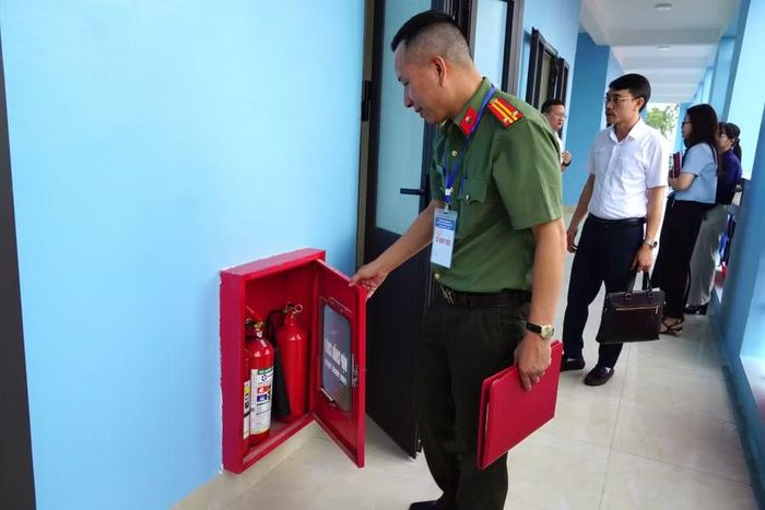Kiểm tra công tác phòng cháy chữa cháy tại điểm thi Trường THPT Quang Trung. Ảnh: Đinh Chiến