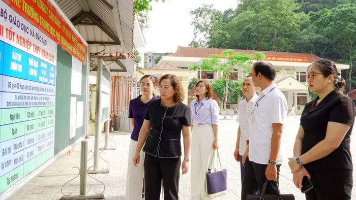 Phó Chủ tịch UBND tỉnh Cao Bằng Hà Nhật Lệ kiểm tra công tác chuẩn bị Kỳ thi tốt nghiệp THPT tại điểm thi Trường THPT Quảng Uyên, xã Quảng Uyên. Ảnh: BCB