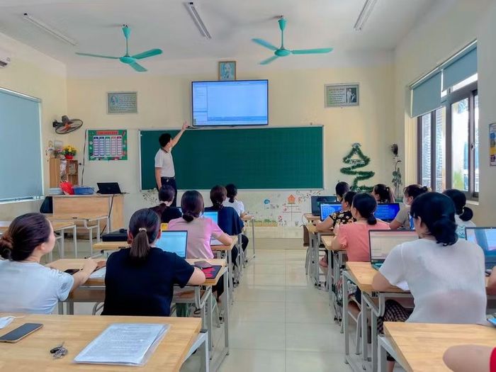 Tập huấn hồ sơ, sổ sách điện tử, học bạ số tại Trường Tiểu học Bách Quang (phường Bách Quang, Thái Nguyên). Ảnh: website nhà trường.