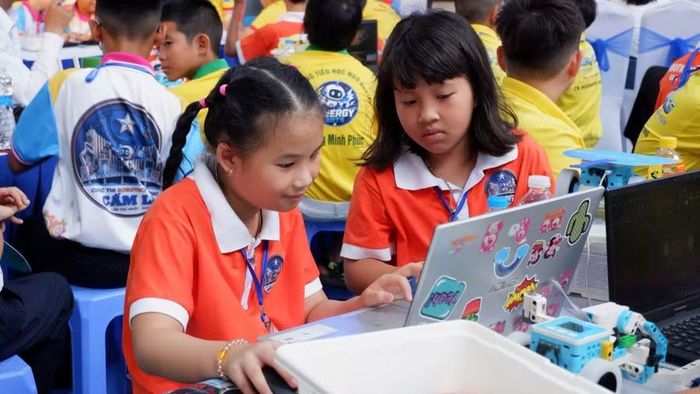 Học sinh lập trình robot trên máy tính.