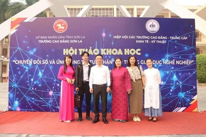 Ông Lò Việt Tuyển, Hiệu trưởng Trường Cao đẳng Lai Châu (thứ 3 từ trái sang) tham dự Hội thảo chuyên đề “Chuyển đổi số và ứng dụng trí tuệ nhân tạo trong giáo dục nghề nghiệp".