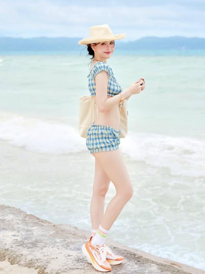 Không chỉ gây chú ý bởi nhan sắc, người đẹp gốc Trà Vinh còn là cái tên thường xuyên tạo nên sức hút trên mạng xã hội mỗi khi xuất hiện với những bộ ảnh thời trang mới.