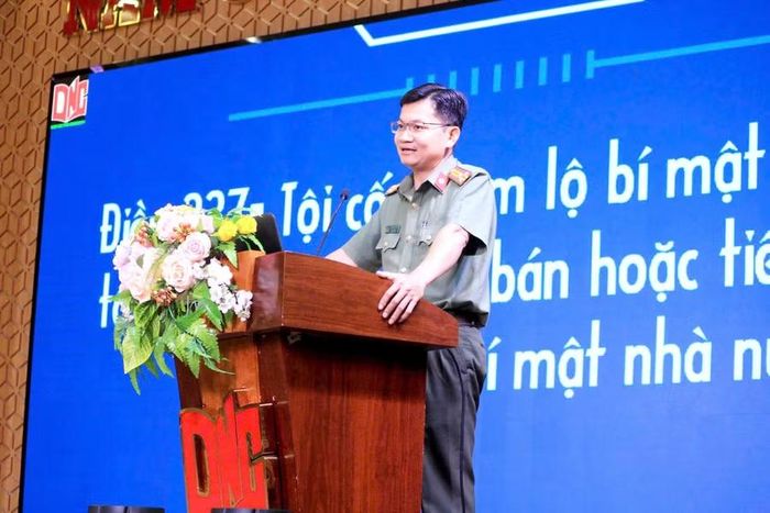 Thượng tá Trịnh Đức Nhỏ, Trưởng phòng An ninh chính trị nội bộ (Công an TP Cần Thơ) trình bày tại Hội nghị triển khai công tác coi thi tốt nghiệp THPT năm 2026.