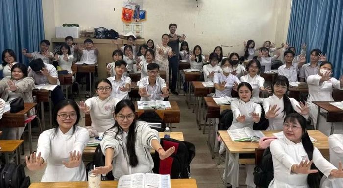 Học sinh Trường THPT Bình Tân (phường Bình Tân) sẵn sàng cho kỳ thi tốt nghiệp THPT.
