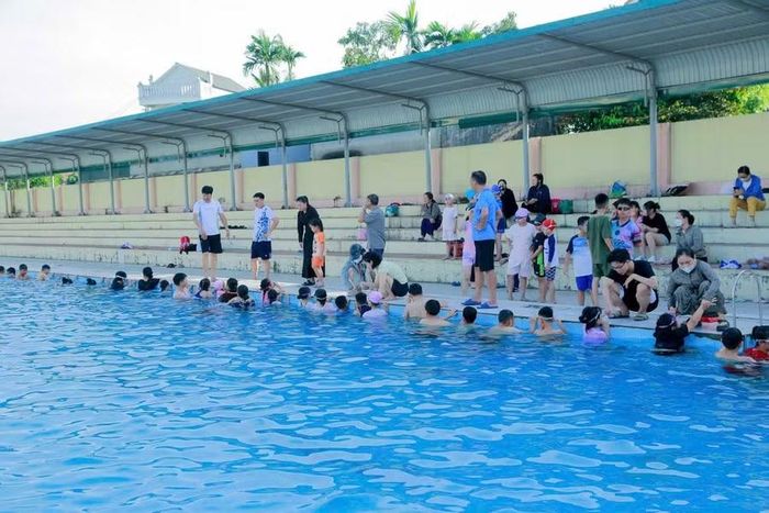 Phường Đông Triều tổ chức dạy bơi miễn phí cho trẻ em.