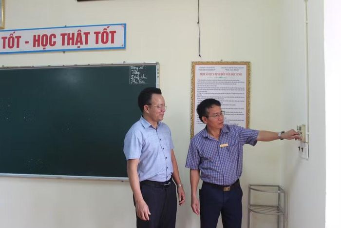 Trường THPT Nguyễn Đình Liễn kiểm tra cơ sở vật chất trước kỳ thi tốt nghiệp THPT.