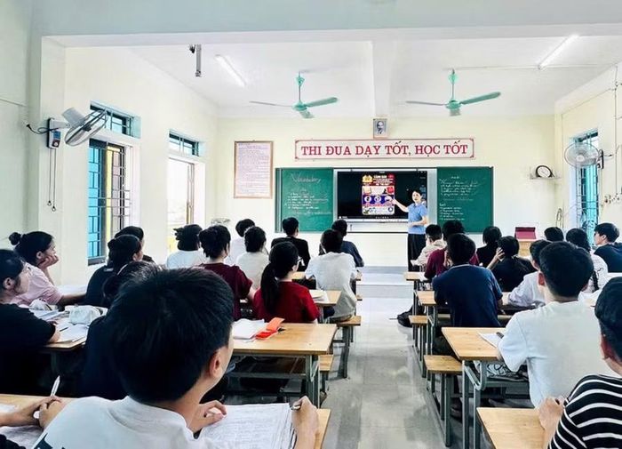 Học sinh Trường THPT Kỳ Anh được trang bị kỹ năng nhận diện các thiết bị công nghệ cao và nâng cao ý thức chấp hành quy chế thi.