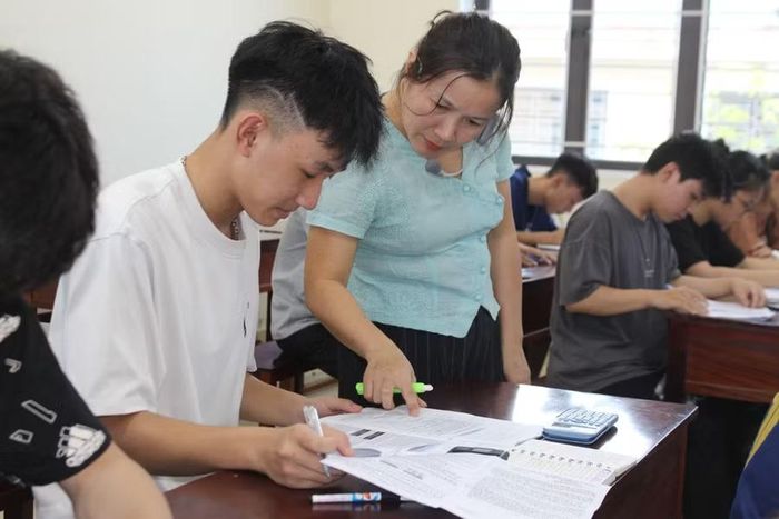 Kỳ thi thử giúp học sinh Trường THPT Lý Tự Trọng rèn kỹ năng làm bài và nắm vững quy chế thi.