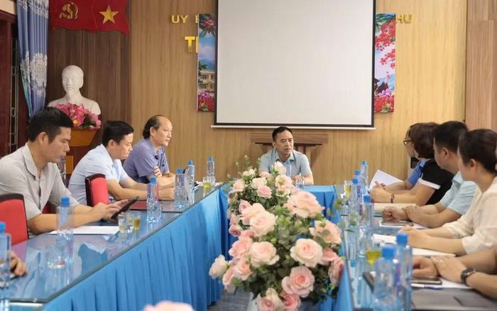 Ông Cù Huy Hoàn - Phó Giám đốc Sở GD&ĐT Điện Biên (thứ 3 tính từ bên trái) cùng đoàn công tác BCĐ thi tốt nghiệp THPT năm 2026 tỉnh Điện Biên kiểm tra công tác chuẩn bị.