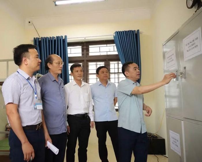 Ông Nguyễn Văn Đoạt - Phó Chủ tịch UBND tỉnh, Trưởng BCĐ thi tốt nghiệp THPT năm 2026 tỉnh Điện Biên (ngoài cùng bên phải) cùng đoàn công tác kiểm tra công tác chuẩn bị.
