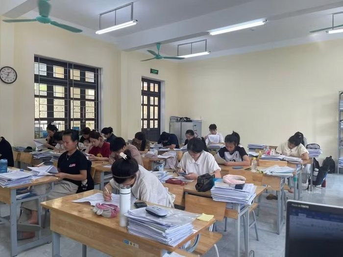 Học sinh nội trú có không gian ôn luyện và hỗ trợ từ thầy cô giáo.