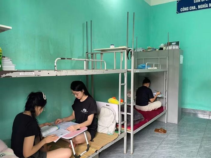 Các em học sinh Trường PTDTNT THCS&amp; THPT Hàm Yên chủ động ôn tập tại ký túc nội trú.
