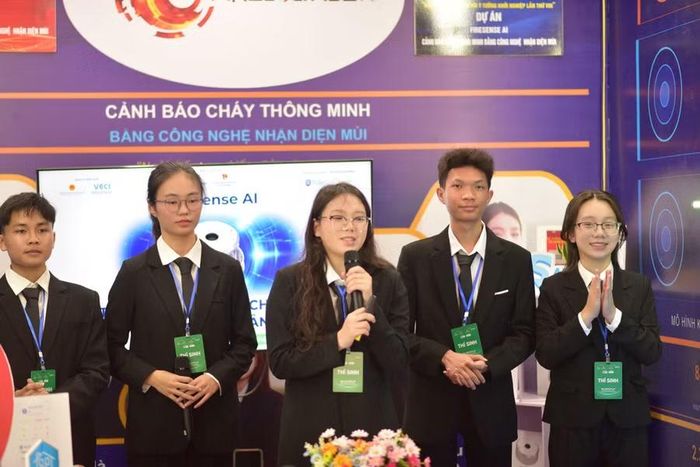 Phạm Nguyễn An Chi và các thành viên giới thiệu về dự án.