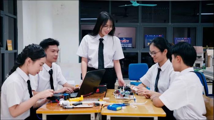 5 thành viên tham gia dự án.