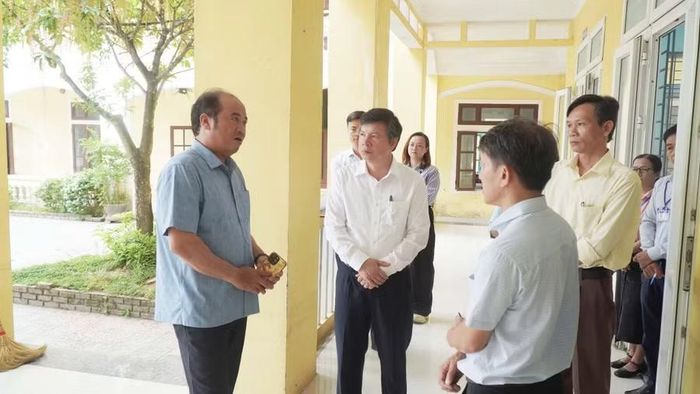 Ông Nguyễn Văn Mạnh, Phó Chủ tịch UBND TP Huế, Trưởng Ban Chỉ đạo thi (ngoài cùng bên trái) nhắc nhở cán bộ, giáo viên các trường học đảm bảo các phương án khi thi.