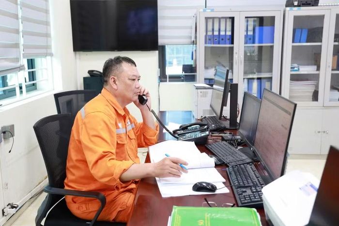 Lực lượng trực vận hành của Công ty Điện lực Điện Biên tăng cường giám sát hệ thống điện ở thời điểm trước, trong và sau thời gian diễn ra kỳ thi.