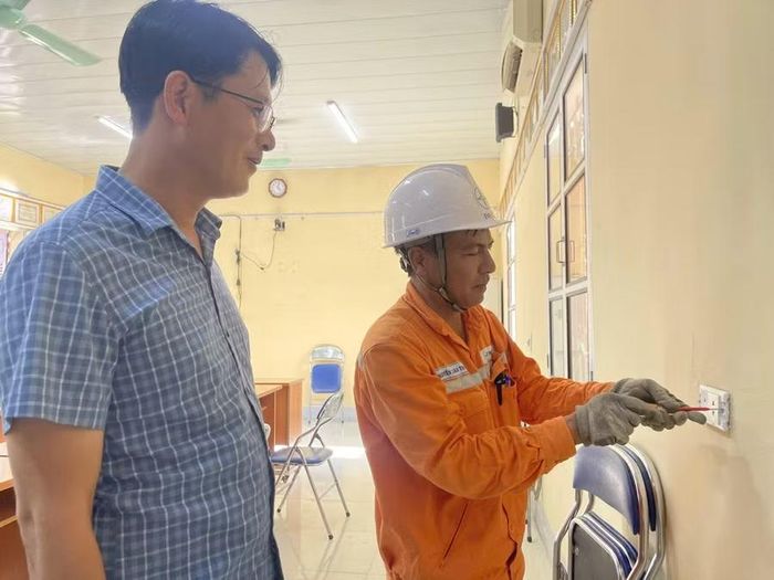Nhân viên ngành điện rà soát, kiểm tra hệ thống điện tại khu vực tổ chức thi trước Kỳ thi tốt nghiệp THPT năm 2026.