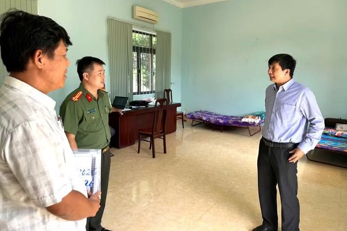Kiểm tra tại điểm thi Trường THPT Cao Bá Quát. (Ảnh: TT)