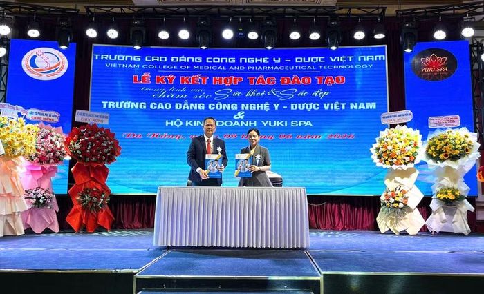 Nhà trường và doanh nghiệp tổ chức chương trình đào tạo thường xuyên, đào tạo ngắn hạn, bồi dưỡng chuyên môn theo nhu cầu thực tế.