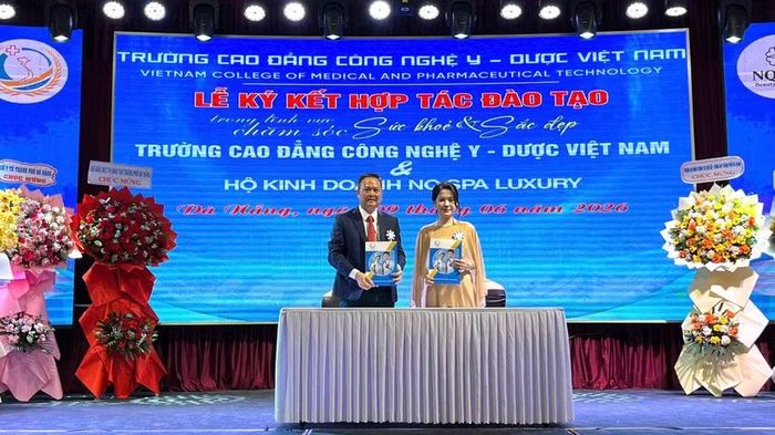 Đại diện Trường Cao đẳng Công nghệ Y – Dược Việt Nam ký kết hợp tác chiến lược với các doanh nghiệp.