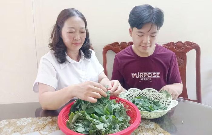 Ngoài giờ học, Bảo Khánh thường phụ giúp mẹ công việc gia đình.
