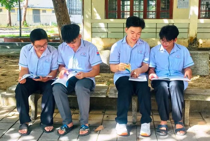 Nguyễn Bảo Khánh (thứ 2 từ phải sang) cùng các bạn học.